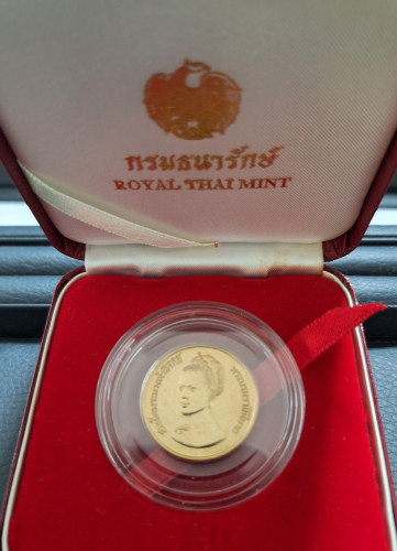 เหรียญที่ระลึก 50 พรรษาราชินี ทองคำธรรมด 15 กรัม ปี2525 สภาพสวยเดิมๆ เหรียญราชินีรุ่นนี้หายากมาก 4