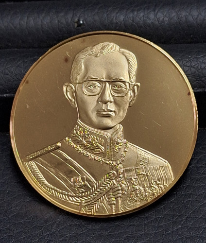 เหรียญที่ระลึก ร.9 คามิโอ กาญจนาภิเษก ปี2539 เนื้อทองคำขัดเงา99.99% หนัก 45.79 กรัม สวยมากสร้างน้อยม