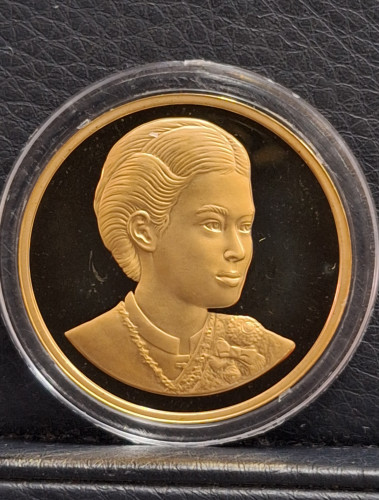 เหรียญสมเด็จพระเทพฯ ซอสามสาย ปี2534 เนื้อทองคำขัดเงา พร้อมกล่องเดิมๆ