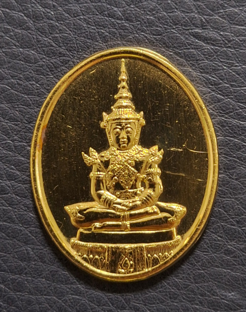เหรียญพระแก้วมรกต ภปร. ทรงเครื่อง 3ฤดู รุ่นราชศรัทธา 200 ปีกรุงเทพฯ ปี 2525 สุดสวย พิธีใหญ่พร้อมกล่อ 8