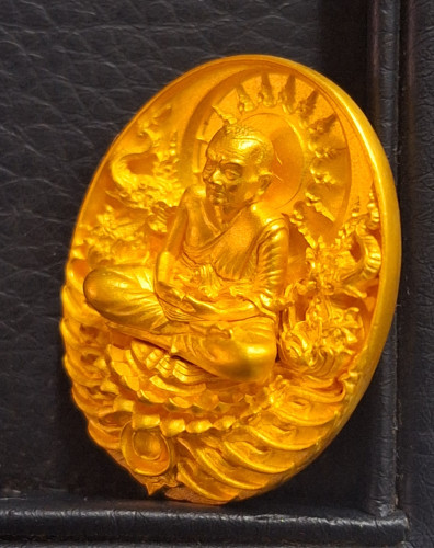 เหรียญหลวงปู่ทวด เนื้อทองคำ พิมพ์เล็ก รุ่นอภิเมตตา มหาโพธิสัตว์ พุทธอุทยานมหาราช พร้อมใบเซอร์ 2