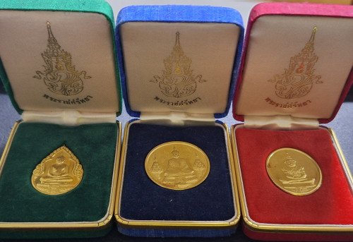 เหรียญพระแก้วมรกต ภปร. ทรงเครื่อง 3ฤดู รุ่นราชศรัทธา 200 ปีกรุงเทพฯ ปี 2525 สุดสวย พิธีใหญ่พร้อมกล่อ 3
