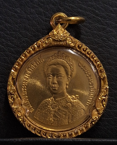เหรียญที่ระลึก ราชินี 5 รอบ ปี 2535 ทองคำธรรมดา พิมพ์ใหญ่ กรอบทอง หนัก 25.85 กรัม