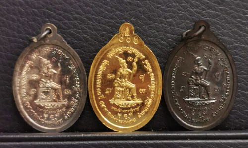 เหรียญหลวงปู่ทวด หลังพระสยามเทวาธิราช แบงค์ชาติ ชุดทองคำ เงิน ทองแดง ปี2537 พร้อมกล่องเดิมๆ 1