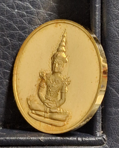 เหรียญพระแก้วมรกต รุ่นบูรณะฉัตร ปี 2531 เนื้อทองคำ พิมพ์เล็ก 7.42 กรัม พิธีใหญ่ สภาพสวยมากๆ 2