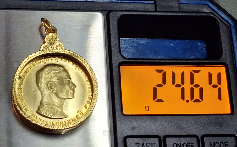 เหรียญที่ระลึกครองราชย์ 25 ปี พิมพ์ใหญ่ พร้อมกรอบทอง ปี2514 ราคาถูก น้ำหนักรวมกรอบ 24.64 กรัม 4