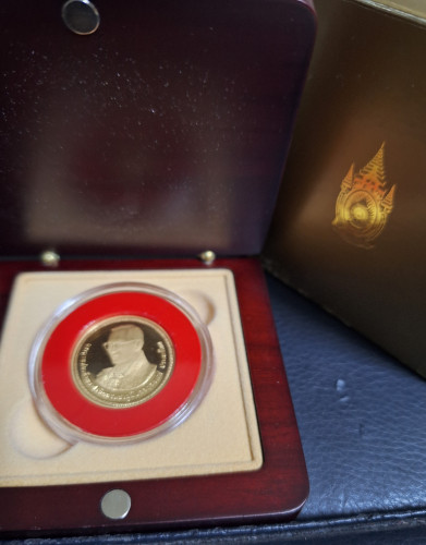 เหรียญกษาปณ์ที่ระลึก ร.9 80 พรรษา ปี 2550 เนื้อทองขัดเงา 99 สภาพสวยเดิมๆพร้อมกล่องเดิมๆ 2