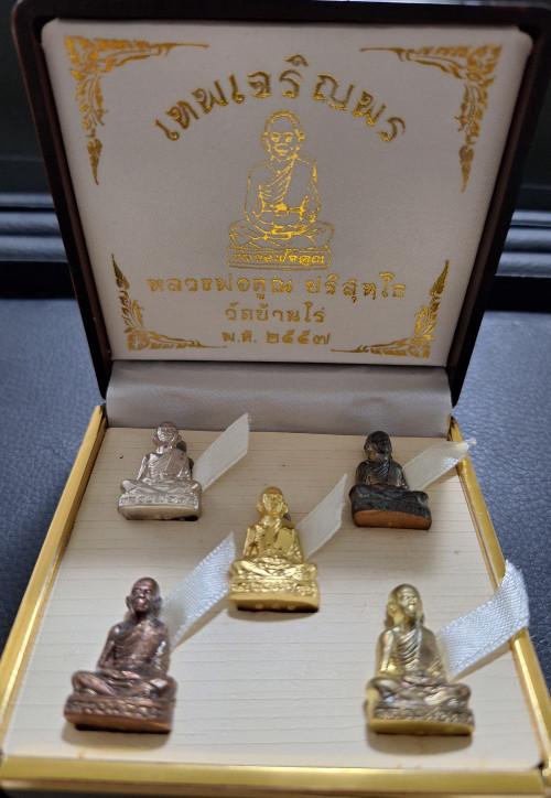 รูปเหมือนปั้มหลวงพ่อคูณ รุ่นเทพเจริญพร ปี 2557 ชุดกรรมการทองคำ วัดบ้านไร่ พร้อมกล่อง 9