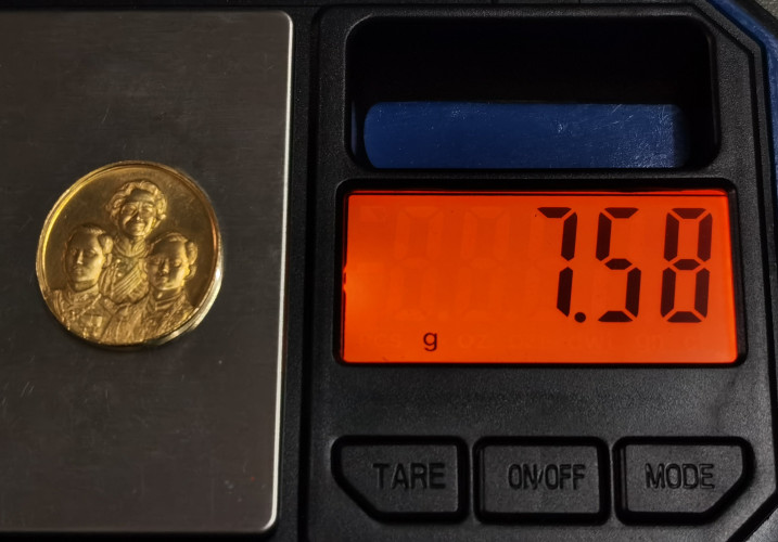 เหรียญที่ระลึก 3 พระองค์ ครบ 89 พรรษาสมเด็จย่า ปี 2532 เนื้อทองคำ หนัก 2 สลึง พิมพ์เล็ก สภาพสวยพร้อม 4