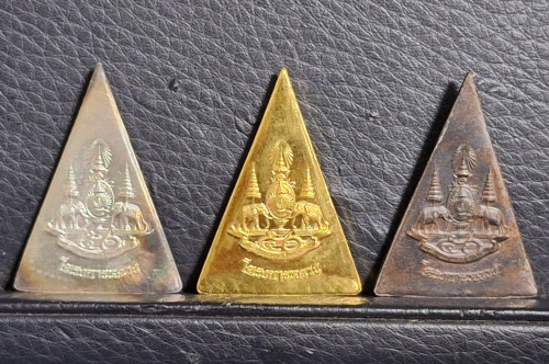 เหรียญพระพุทธนวราชบพิตร พิมพ์จิตรลดา ปี39 พิมพ์ใหญ่ ชุดทองคำ เงิน นวะ สภาพเดิมพร้อมกล่อง 1