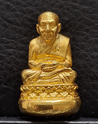 หลวงปู่ทวดโบราณเบ้าทุบมหาลาภ รุ่นกฐิน ปี40 บรรจุผงว่านปี2497วัดช้างให้ เนื้อทองคำ นิยมและหายาก