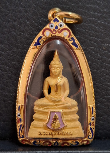 รูปหล่อพระพุทธโสธร รุ่นมหามงคล ปี2547 พิมพ์ใหญ่ ฐานผ้าทิพย์ ลงยาสีม่วง เนื้อทองคำ 99.99% พร้อมกรอบทอ