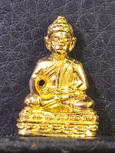 พระชัยวัฒน์พรหมบันดาน หลวงพ่อจรัญ วัดอัมพวัน จ.สิงห์บุรี ปี56 เนื้อทองคำ สร้าง 299 องค์ พร้อมกล่อง