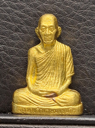พระรูปหล่อปั๊มลอยองค์รุ่นแรก หลวงพ่อเกษม เขมโก รุ่นมงคลเกษม 81 ปี2535 เนื้อทองคำ พร้อมกล่องเดิมๆ 