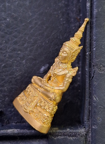 พระแก้วมรกต กรมสรรพสามิต ทองคำขัดเงา ปี39 ทอง99.99 หนัก 18กรัม พิธีใหญ่ สวยพร้อมกล่องและใบเซอร์ 2