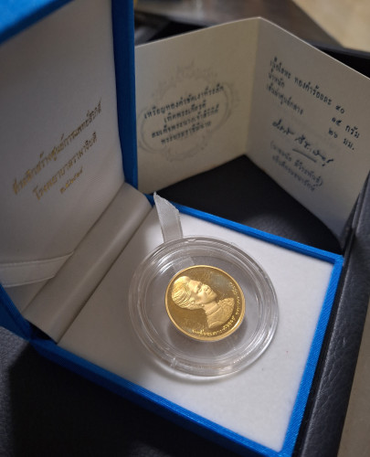 เหรียญราชินี ทองคำขัดเงา ที่ระลึกสร้างศูนย์การแพทย์สิริกิติ์ โรงพยาบาลรามาธิบดี พ.ศ.2534 พร้อมกล่อง 2