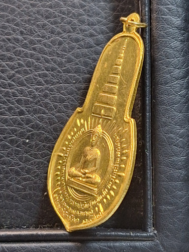 เหรียญพระพุทธมงคลนายก หลัง ภปร. ปี12 เนื้อทองคำ พิมพ์ใหญ่ ท่านเจ้าคุณนรฯ อธิษฐานจิต สภาพสวยมาก 2