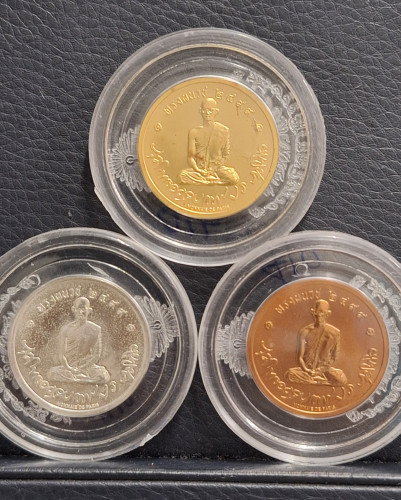 เหรียญทรงผนวช โมเน่ ปี 2551 ชุดเนื้อทองคำบริสุทธิ์ น้ำหนัก 16.6 กรัม เงิน, ทองแดง สภาพสวย นิยมและหาย
