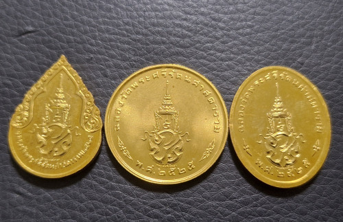 เหรียญพระแก้วมรกต ภปร. ทรงเครื่อง 3ฤดู รุ่นราชศรัทธา 200 ปีกรุงเทพฯ ปี 2525 สุดสวย พิธีใหญ่พร้อมกล่อ 1