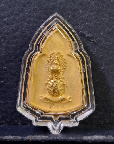 เหรียญพระแก้วมรกต ภปร. ทรงซุ้ม เนื้อทองคำ 12.8 กรัม ปี2547 ร.พ.ภูมิพล สภาพสวยเดิมๆ หายากมากครับ 1
