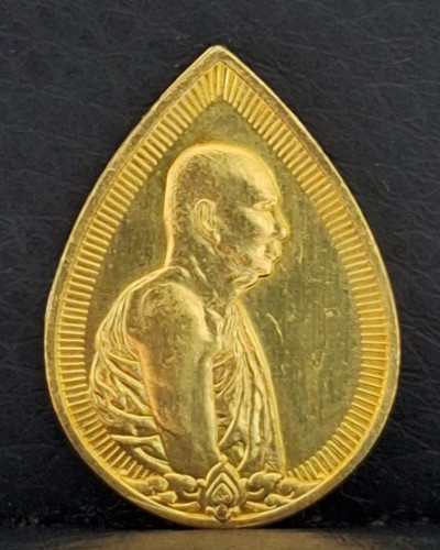 เหรียญสมเด็จพระสังฆราชหยดน้ำ ทองคำพิมพ์เล็ก ปี2533 สภาพสวยพร้อมกล่องเดิมๆ พิมพ์นิยมครับ