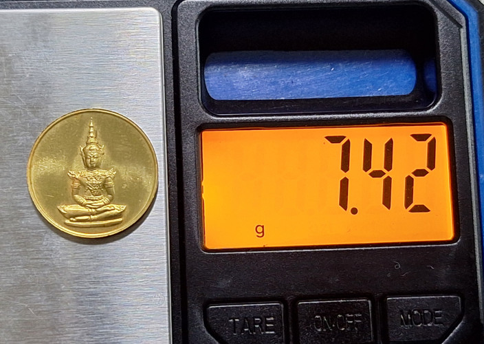 เหรียญพระแก้วมรกต รุ่นบูรณะฉัตร ปี 2531 เนื้อทองคำ พิมพ์เล็ก 7.42 กรัม พิธีใหญ่ สภาพสวยมากๆ 4