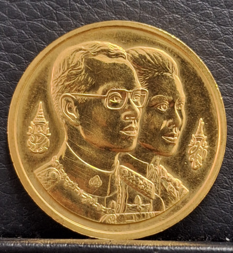 เหรียญพระมหาธาตุเจดีย์ ในหลวง-ราชินี ทองคำ 2 บาท ปี 35 ที่ระลึกมหามงคล 60 พรรษา กองทัพอากาศ พร้อมกล่