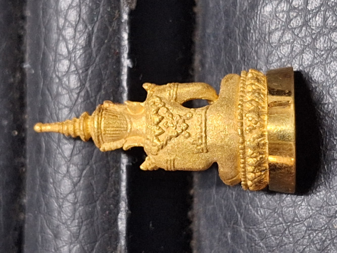 รูปหล่อพระแก้วมรกต สธ. ฤดูร้อน มูลนิธิวิทยาลัยเขตสิรินธร พ.ศ. ๒๕๓๘ เนื้อทองคำบริสุทธิ์ พิมพ์ใหญ่ 2