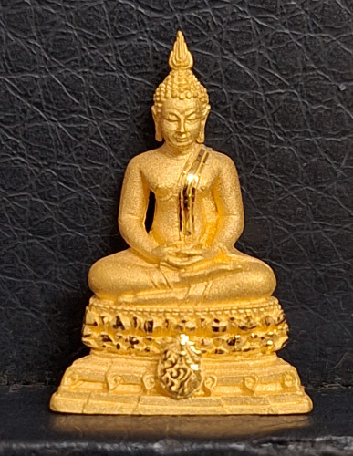 พระชัยวัฒน์พุทธสิหิงค์ ภปร ธรรมศาสตร์ เนื้อทองคำขัดงาบางส่วน ปี2543 สภาพสวยพร้อมกล่อง