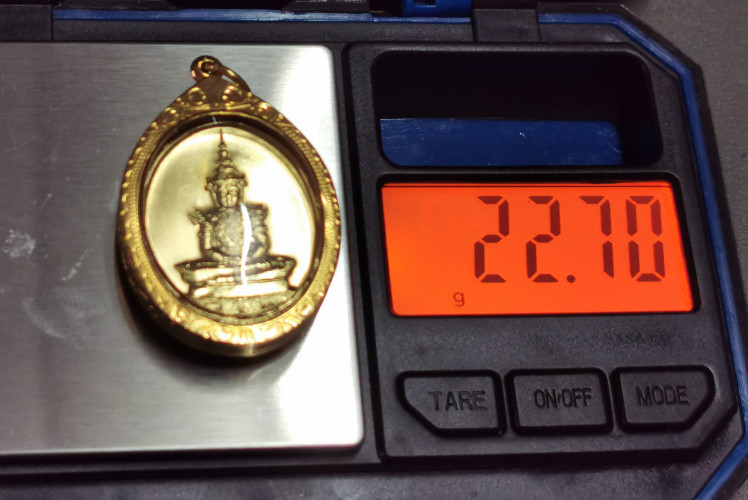 เหรียญพระแก้วมรกต ทรงเครื่องฤดูร้อน ภปร กรอบทองคำ ปี2525 ฉลองกรุงรัตนโกสินทร์ 200 ปี รุ่นแรก 3