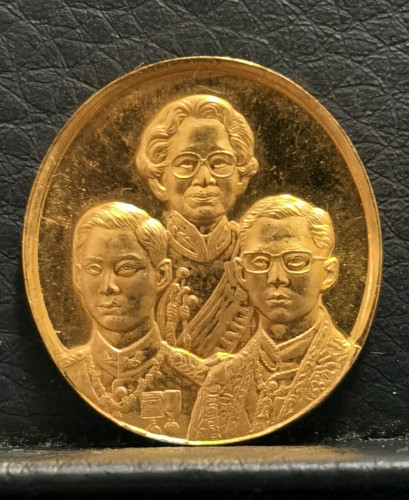 เหรียญที่ระลึก 3 พระองค์ ครบ 89 พรรษาสมเด็จย่า ปี 2532 เนื้อทองคำ หนัก 2 สลึง พิมพ์เล็ก สภาพสวยพร้อม