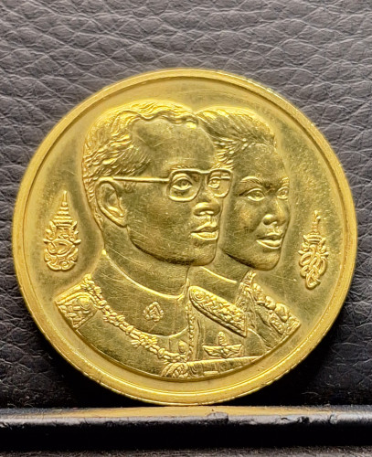 เหรียญร.9-ราชินี ที่ระลึกพระมหาธาตุเจดีย์ เนื้อทองคำพิมพ์ใหญ่ หนัก 2 บาท ปี2535 พร้อมกล่องเดิมๆ