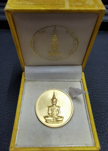 เหรียญพระแก้วมรกต รุ่นบูรณะฉัตร ปี 2531 เนื้อทองคำ พิมพ์ใหญ่ 15.14 กรัม พร้อมกล่อง 3