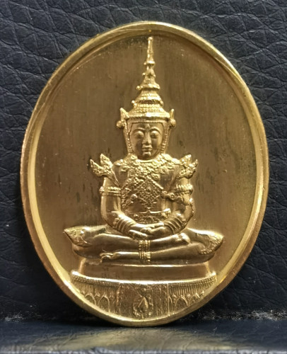 เหรียญพระแก้วมรกต ภปร เนื้อทองคำ รุ่นแรก ครบชุด ฉลองกรุงรัตนโกสินทร์200ปี สภาพสวย พิธีใหญ่ 4
