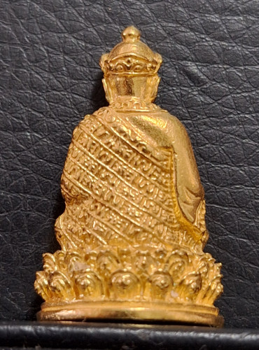 พระกริ่งหลวงปู่ไต้ฮงกง เนื้อทองคำ รุ่นกาญจนาภิเษก ตราสัญลักษณ์ครองราชย์ 50 ปี มูลนิธิปอเต็กตึ้ง 2