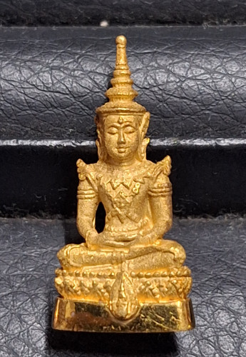 รูปหล่อพระแก้วมรกต สธ. ฤดูร้อน มูลนิธิวิทยาลัยเขตสิรินธร พ.ศ. ๒๕๓๘ เนื้อทองคำบริสุทธิ์ พิมพ์ใหญ่
