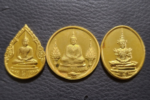 เหรียญพระแก้วมรกต ภปร. ทรงเครื่อง 3ฤดู รุ่นราชศรัทธา 200 ปีกรุงเทพฯ ปี 2525 สุดสวย พิธีใหญ่พร้อมกล่อ