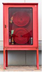 ตู้เก็บสายส่งน้ำดับเพลิงพร้อมถาดรองสายสองเส้นแบบนอกอาคารชนิดแขวนลอย 80x110x30 cm. 1
