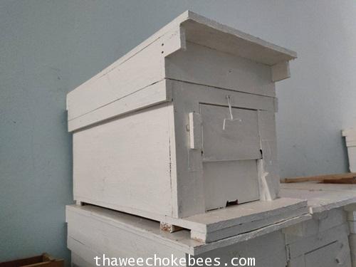 ลังผึ้งขนาดเล็กเหมาะสำหรับเลี้ยงผึ้งโพรงขนาดสูง 31 cm ความกว้าง 24 cm ความยาว 62 cmไม่รวมค่าขนส่งค่ะ