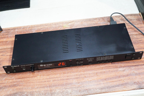Roland M-GS64 (JAPAN) ตัวนี้คนหากันเยอะมาก นานๆจะได้มาซักตัว เด่นๆคือ เป็นซาวด์SC-88ที่เข้าแร็คได้ ต 2