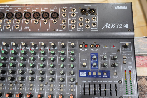 (1) YAMAHA MX 12/4 มิกงานคุณภาพจากญี่ปุ่น ทุกปุ่มใช้งานปรกติ 12ช่อง 8ไมค์ 4กรุ๊ป 7band EQ เอฟเฟคไมค์ 3