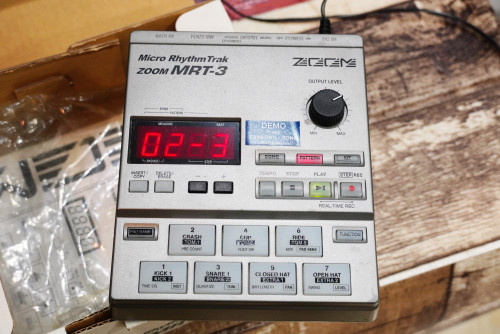 บอกซ์กลอง ZOOM MRT-3 เหมือนใหม่กล่องครบ พร้อมอะแด๊ปเตอร์ จังหวะโรงงาน396 สร้างโปรแกรมเองได้99แพทเทิร 3