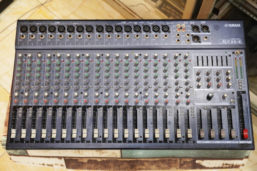 YAMAHA MX 20/6 มีรอย ใช้งานปรกติ 20ช่อง 16ไมค์ 2สเตอ 4กรุ๊ป 2AUX เอฟเฟคไมค์16แบบในตัว อีคิวแยก7แบนด์