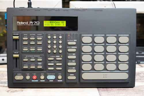 บอกซ์กลอง Roland R-70 (JAPAN) ลงจังหวะไทย100จังหวะ มีลูกส่งพร้อม มีอะแด๊ปเตอร์และคู่มือไทย