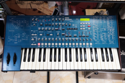 เหมือนใหม่กล่องครบ KORG MS2000 (JAPAN) ซื้อมาน่าจะไม่ได้ใช้เลย เก็บดีมาก สภาพนอนกล่อง