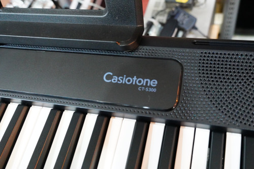 CASIO Casiotone CT-S300 เหมือนใหม่พร้อมอะแด๊ปเตอร์ สแตนด์โน๊ต 1