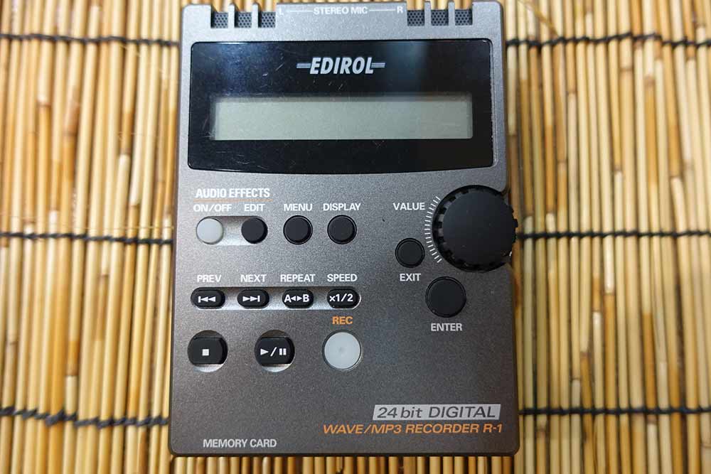 EDIROL R-1 24Bit DIGITAL WAVE/MP3 RECORDER 1