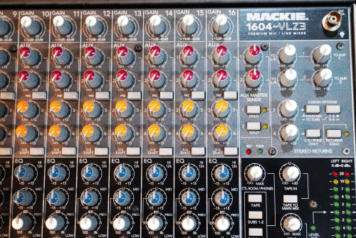 Mackie 1604-VLZ3 16ช่องไมค์,2 stereo,4 Aux sends,4 Stereo Aux return.8 direct outs,4 Group bus out 4