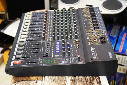 (2) งานคุณภาพจากญี่ปุ่น YAMAHA MX 12/4 12ช่อง 8ไมค์ 4กรุ๊ป 7band EQ รีเวิร์บเอฟเฟคร้องในตัว 3