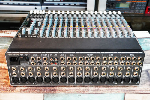 Mackie 1604-VLZ3 16ช่องไมค์,2 stereo,4 Aux sends,4 Stereo Aux return.8 direct outs,4 Group bus out 3